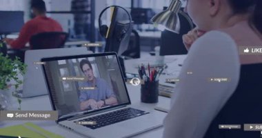 Teknik çağrı ilerliyor, kadın dizüstü bilgisayarda dinliyor, mesaj abone simgelerine dönüşüyor. İşbirliği, iletişim, teknoloji, profesyonellik, dijital, modern, kentsel