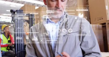 Depo yöneticisi, Stylus canlandırma grafikleri ile veri girişi yaparken forklift yüklemesi yapıyor. Girişim, lojistik, analitik, dijital, sanayi, ulaşım, teknoloji