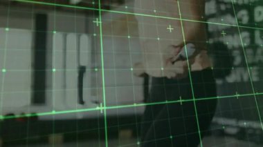 Spor salonunda ip atlayan yeşil ızgarayla dönen ve atlama egzersizine hazırlanan bir kadın. Fitness, egzersiz, kararlılık, çeviklik, güç, aktif giyim, kentsel