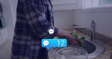 Adam yemek pişirmek için musluğu açarken yorum baloncukları sayımı güncelliyor. Sebzeler, aşçılık, hazırlık, yerli, temiz, tazelik, susuzluk.