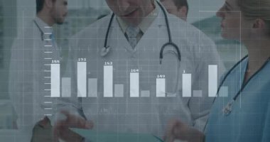 Saydam bar tablosu büyüyor. Hemşire dosyasını inceleyen erkek doktor veri incelemesi için hastanede. Tıbbi, analitik, sağlık, teknoloji, işbirliği, profesyonellik, yenilik