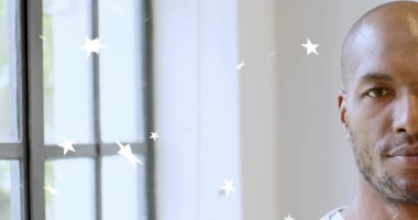 Tasarımcı, kayan yıldız animasyonunu, yumuşayan ifadeyi ve gülümsemeyi takip ederek pencerenin yanında duruyor. Düşünce, huzur, yenilik, minimalizm, ilham, merak, sükunet