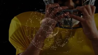 Futbolcu, oynamadan önce güvenli olması için ağ küresine tepki veriyor ve miğferi ayarlıyor. Sporcu, spor, dijital, teknoloji, gelecek, performans, güç