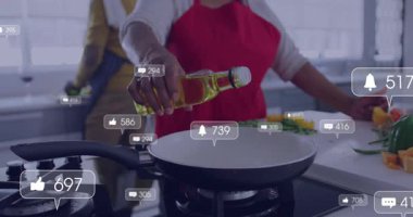 Aşçı, üretim düzenleme ve geri bildirim simgeleri oluşturma amacıyla yemek demosuna yağ döküyor. Mutfak, işbirliği, dijital, modern, sağlık, hazırlık, takım çalışması