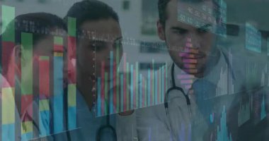 Doktor, klinik veri analizi için holografik çizelgelere işaret ediyor. Tıbbi, analitik, teknoloji, işbirliği, yenilik, sağlık, görselleştirme