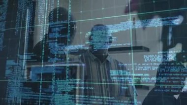 Cam duvardaki holografik kodu işaret eden meslektaşlar, adamın hata ayıklama için kupa kullanmasını tetikliyor. Teknoloji, işbirliği, yenilik, fütürizm, dijital çalışma alanı, profesyonel, takım çalışması