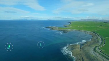 Bir saniye sonra okyanusta ortaya çıkan eklenti simgesi kümeleniyor, enerji verilerini gösteren simgeler yüzüyor. Sürdürülebilirlik, yenilenebilirlik, ekolojik, çevresel, geleceksel, dijital, analitik