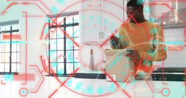 Ekommerce gösterisi için kehribar şişelerini incelerken kırmızı kaplamayı etkinleştiren bir adam. Modern, minimalist, fütürist, perakende, sunum, yaşam tarzı, şık