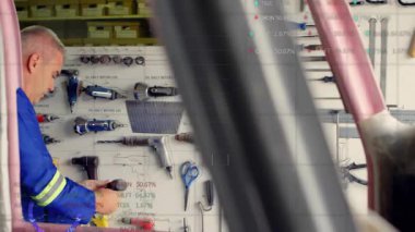 Atölye teknisyeni veri tabloları ile bit kaldırma ve araç montaj üzerinde adaptör kaplama. Donanım, işçilik, endüstriyel, kılavuz, hassasiyet, mühendislik, bakım