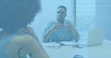 El hareketlerini kullanan, iş çizelgeleri hazırlayan ve analizdeki meslektaşlarına rehberlik eden biri. Profesyonel, işbirliği, analitik, veri, ofis, iletişim, içgörü