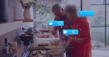 Sobanın başında sosu karıştırırken sosyal medya simgelerini etkinleştirip sayıları güncelliyor. Son sınıf, çift, aşçılık, mutfak, ev, samimiyet, sosyal medya