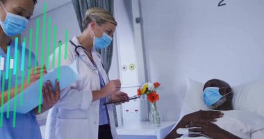 Dr. kaydırma tableti hastayla konuşurken hemşireler de dalga boyu değişimlerini inceliyor. Tıbbi, sağlık, profesyonel, klinik, tanı, teknoloji, sağlık