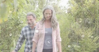 Yürüyen dar, yemyeşil bir bahçe yolu teknoloji gösterimi sırasında etraflarında teknik simgelerin kaybolmasına neden oluyor. Açık hava, arkadaşlık, dinginlik, yenilik, doğa, uyum, yaşam tarzı