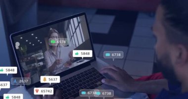 Adam dizüstü bilgisayarını açıp elinde yemek ikonları tutan kadın besliyor pazarlamayı takip eden adam yetiştiriyor. Teknoloji, sosyal medya, dijital, iletişim, etkileşimli, modern, bağlantı