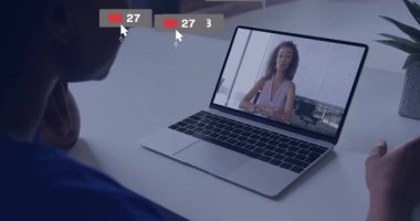 Pazarlamaya katılan bir kadın dizüstü bilgisayardaki nişan ölçümlerini güncelleyen canlandırmalı simgelere neden oluyor. Profesyonel, işbirliği, dijital, iletişim, modern, etkileşimli, sosyal