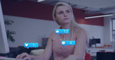 Mavi simge olarak duraklayan, sosyal medya simgeleri oluşturan, sonra da belgeleri tarayan bir kadın. Teknoloji, üretkenlik, dijital katılım, modernlik, iletişim, yenilikçi, profesyonel