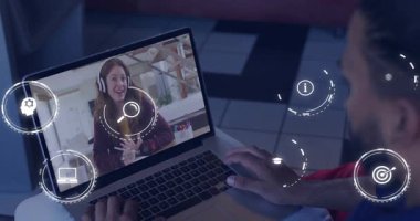 İş arkadaşları laptoptan eğitim çağrısını başlatıyorlar, pencerenin etrafında kaybolan simgeler başlıkları gösteriyor. İşbirliği, teknoloji, iletişim, dijital, üretkenlik, yenilik, çalışma alanı