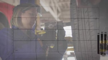 Dişi tamirci, çark üzerinde ingiliz anahtarı basıyor. Garajda düzgün tork için tork çubuklarını gösteriyor. Otomotiv, hassasiyet, teknoloji, mühendislik, endüstriyel, profesyonel, makine