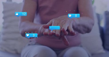 Üst düzey kadın ellerini ovuyor ve sosyal medya gelişimi gösteren yüzen nişan ikonlarını aktifleştiriyor. Yaşlılık, sağlık, farkındalık, dijital, bağlantı, konfor, rahatlama