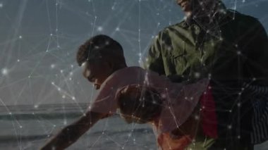 Baba kıyıda durmuş oğlunu tutuyor, uçuşu taklit ediyor altın ufukta sörf yapıyor. Bağ, oyun, neşe, macera, doğa, sıcaklık, bağlantı