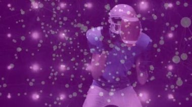 Defans oyuncuları hücum ederken, oyun kurucu spor arkaplanında açılış için tarama yapıyor. Spor, strateji, dijital, rekabet, aksiyon, yüksek teknoloji, dayanıklılık