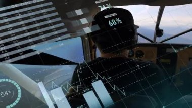 Başlık takan ve kulaklık takan pilot kokpit uçuş verileri kayboluyor ve çizelgeler güncelleniyor. Havacılık, kokpit, analitik, navigasyon, teknoloji, veri görselleştirme, yükseklik