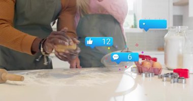 Mermer tezgahta hamuru karıştıran ve yoğuran çift sosyal medyada kalp yorumları gibi kıvılcım saçıyor. Aile, aşçılık, aile içi, ev yemeği, bağlılık, parlaklık, işçilik