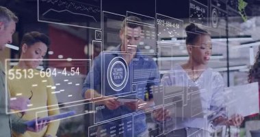 Olgun bir adam çerçeveye giriyor ve iş verilerini titreşimli HUD panellerle inceliyor. İşbirliği, teknoloji, takım çalışması, veri analizi, yenilik, dijital çalışma alanı, profesyonel