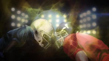 Projektörler, futbolcuların etrafındaki itici enerjiyi yoğunlaştırarak beklentileri artırıyor. Sporcular, yarışma, dinamik, spor giyim, performans, aksiyon, yoğunluk