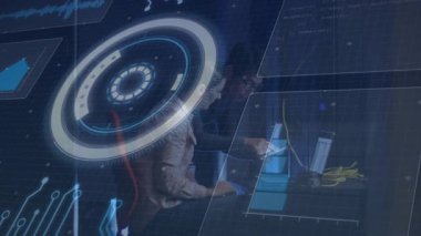 LAN kablosunu şaltere takmak ve artan grafiklerle HUD üreten komut teknisyenlerini daktilo etmek. Teknoloji, veri, dijital, ağ, işbirliği, yenilik, fütüristik