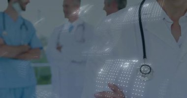 Yarı saydam ikili sistem sürükleniyor. Kadın doktorun sağlık ekibi olarak ortaya çıkıp verileri analiz ettiğini gösteriyor. Tıbbi, teknoloji, yenilik, işbirliği, dijital, sağlık, profesyonel