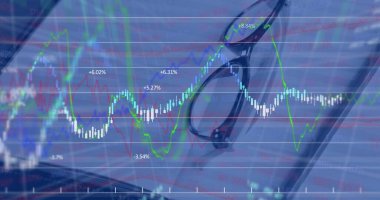 Çalışma alanındaki tablet üzerinde finansal grafik elemanlarıyla harmanlanmış gözlük dinleniyor, kopyalama alanı. Teknoloji, finans, ticaret, analitik, iş, dijital, ekran