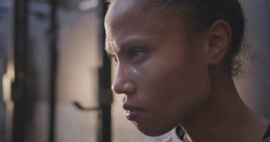 Spor bluzu giyen bir kadın spor salonunda idman yaparken metal barfiks çekiyor, fotokopi çekiyor. Sporcu, fitness, determination, strength, motivasyon, training, activewear