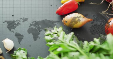 Maydanoz, sarımsak karanfili, mini biber ve inci soğanları harita kaplamalı kömür tahtasında düzenliyorum. Bitkiler, malzemeler, aşçılık, küresel, taze, organik, kırsal