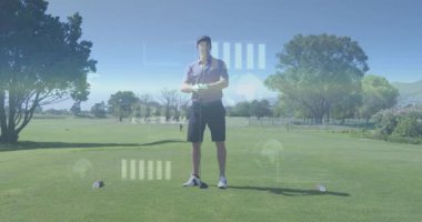 Golf sahasında duran erkek golfçü, AR çizelgeleri ve grafikleri ölçülerini gösteriyor. Teknoloji, yenilik, analitik, performans, açık hava, hassasiyet, spor
