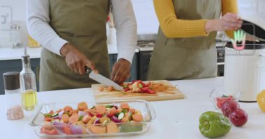 Ev aşçıları bıçak, patates dilimleme, yeşil yemek pişirmek için ekolojik simgelerle gübreleme kullanıyor. Mutfak, sürdürülebilirlik, çevre dostu, takım çalışması, organik, modern, yaşam tarzı