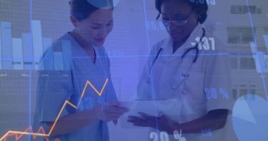 Hemşire tıbbi tableti kaldırıyor ve doktor hasta verilerini incelerken tabloları yükseliyor. Tıbbi ekip çalışması, sağlık teknolojisi, dijital analiz, klinik işbirliği, veri görselleştirme