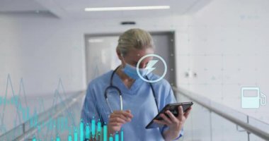 Tıbbi profesyonel kaydırma tableti, sağlık ölçümlerini gösteren holografik veriler yaratıyor. Sağlık, teknoloji, yenilik, veri görselleştirme, dijital, geleceksel, tıbbi