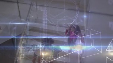 Teknik demo ile merdivenlerden inen dört kız dijital geometri hologramlarını yakalamak için akıllı telefon yetiştiriyor. Gelecekçi, yenilikçi, işbirliği, gençlik, yaratıcı, görselleştirme, kentsel