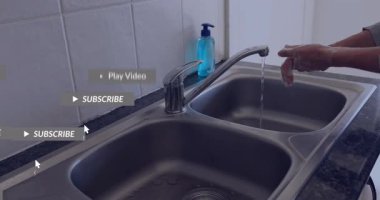 Sosyal medya, nişanlanmak için lavabonun etrafında patlayan lavaboyu uyarırken kadın su içip köpürüyor. Bulaşık, temizlik, mutfak, musluk, köpük, temizlik, ev