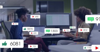 İş arkadaşları raporları incelerken yeşil baloncuklar ekranın etrafında pazarlama ölçümleri ortaya çıkarıyor. İşbirliği, analitik, takım çalışması, dijital, modern, iletişim, üretkenlik