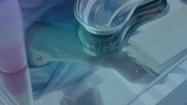 Çelik lavaboda mavi önlük giyen klinisyen, eldiven kutusuna uzanan, klinik görev için eldiven takan. Temizleme, hijyen, sterilizasyon, tıbbi temizlik, profesyonellik, sağlık