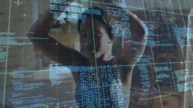 Çatı katında sağlık rutinini başlatan kadın dua ederken duraklayan veri şebekesi gibi geriliyor. Fitness, wellness, meditasyon, spiritüellik, teknoloji, modern yaşam tarzı