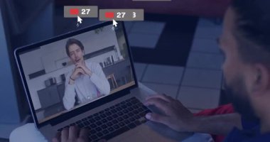 Sakallı adam dizüstü bilgisayar araması yapıyor ve çağrı penceresinin etrafında dönen canlandırmalı nişan ikonlarına neden oluyor. İşbirliği, uzak, dijital, ağ, iletişim, modern, bağlantı