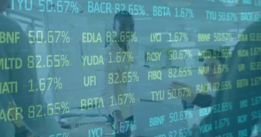 Merkezdeki adam tableti tıklatıyor ve analiz için canlandırılmış finans yüzdelerini güncelliyor. İşbirliği, takım çalışması, analitik, dijital, modern, iş dünyası, yenilik