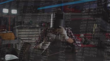 Metal bileşenleri inceleyen ve kaynak yapmak için kodu etkinleştiren bir kadın. Sanayi, zanaat, dijital, teknoloji, kesinlik, sanatçılık, yenilik