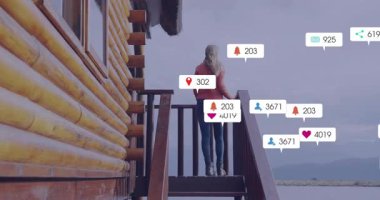 Pazarlamacı göldeki basamakları tırmanıyor, bildirim alıyor, simgeler oluşturuyor, kollarını kaldırıyor, simgeleri temizliyor. Açık hava, sükunet, dijital, bağlantı, rahatlama, doğa, iletişim