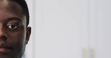 Başlangıçtaki tasarım tanıtımında kameraya bakan, renkli daireler çizen ve yüz boyunca kaybolan bir erkek görülüyor. Canlı, soyut, geometrik, çağdaş, dinamik, minimalist, sanatsal