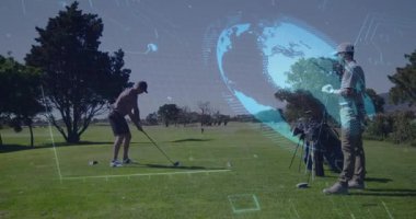 Golfçü topu vuruş noktasına yerleştiriyor. Holografik golf analizi başlatılıyor. Koç gözlemleme pozisyonu olarak. Spor, eğitim, teknoloji, analitik, hassasiyet, rekabet, açık hava