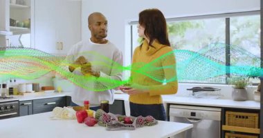 Zencefil toplayan ve bal kavanozuna ekleyen bir adam, elma dilimleyen bir kadın ev yemeği tatma tatma. Gurme, yaşam tarzı, minimalist, doğal, sağlıklı, aşçı, tazelik